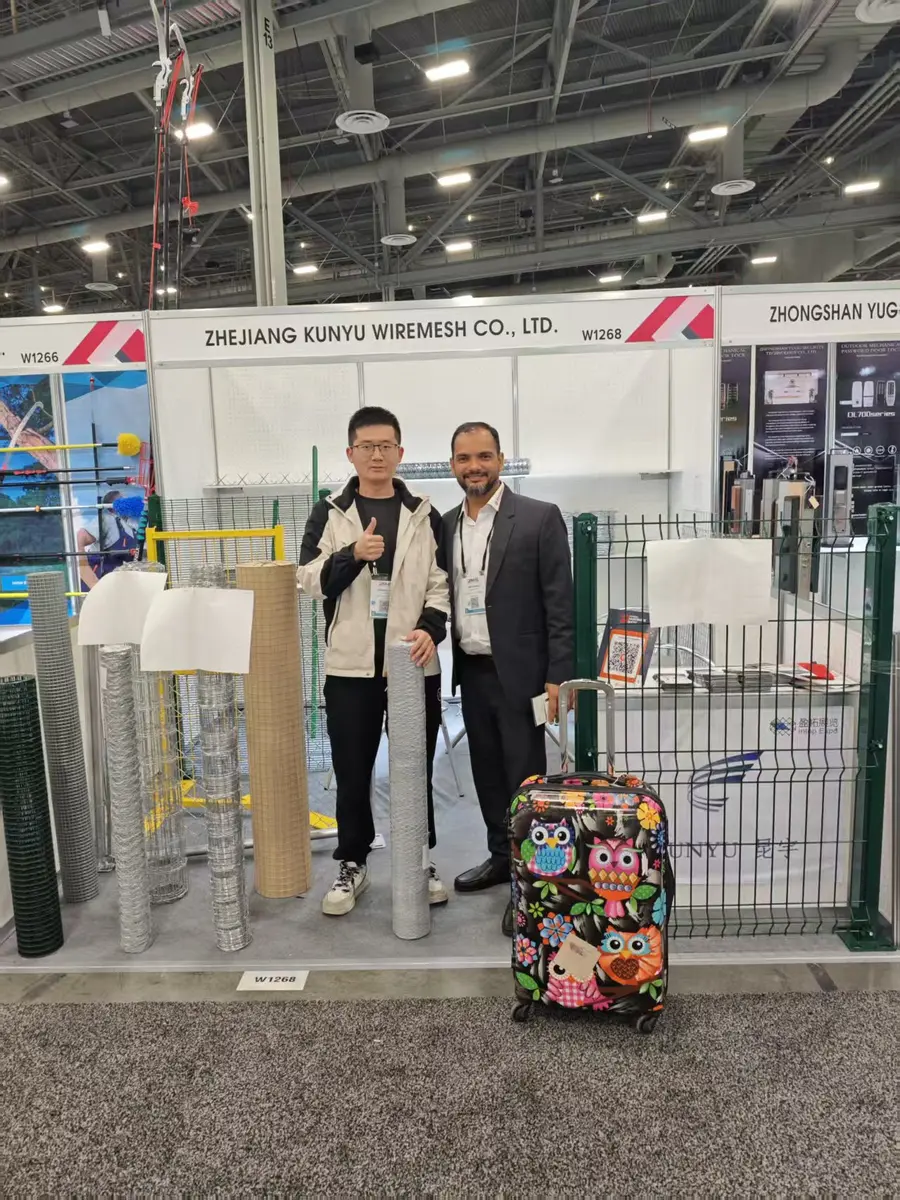 KUNYU FENCING representative meeting an international buyer at an industry trade show