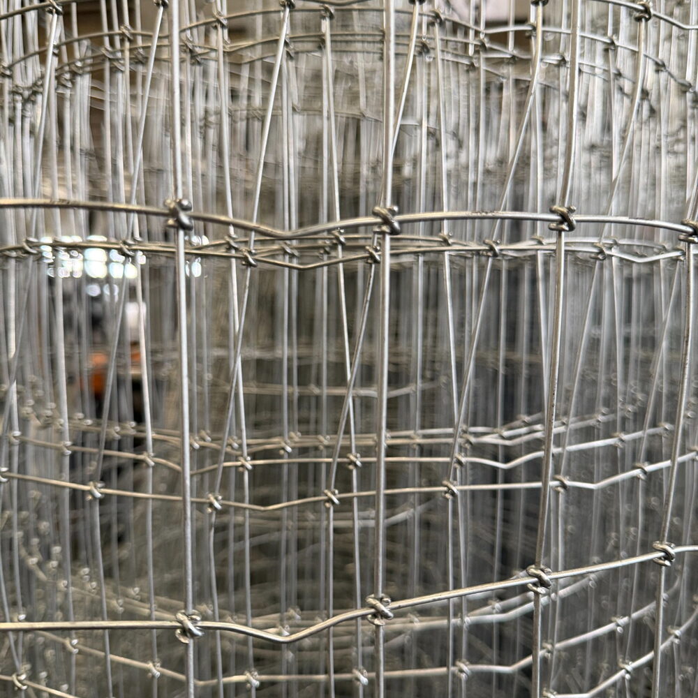 Close mesh S-knot non-climb horse fence coil close-up