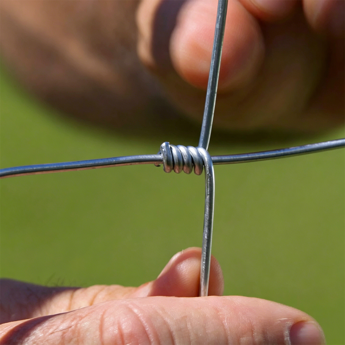 Hinge joint knot close-up showing spiral wraps around a horizontal line wire