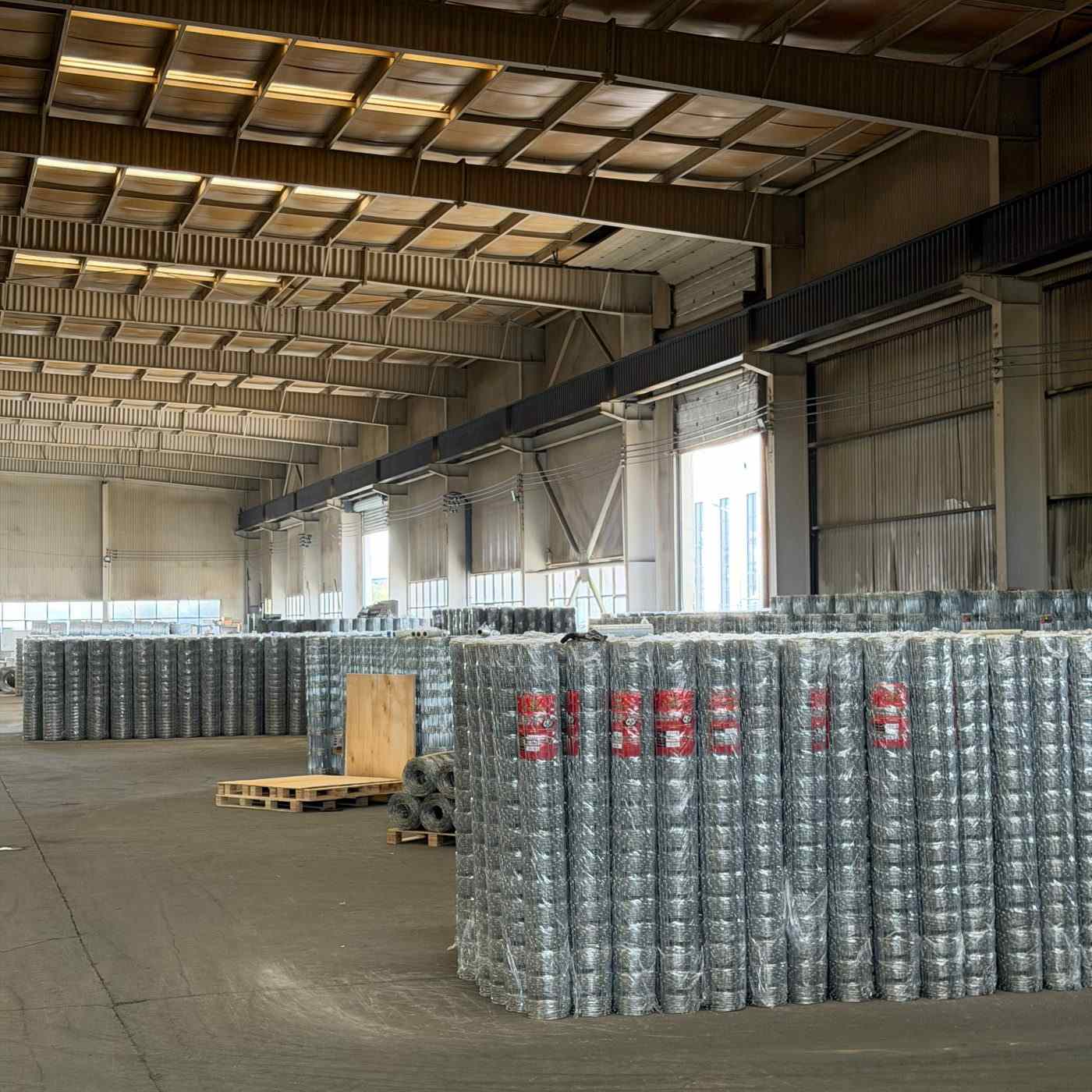 Hinge joint fence rolls in warehouse storage